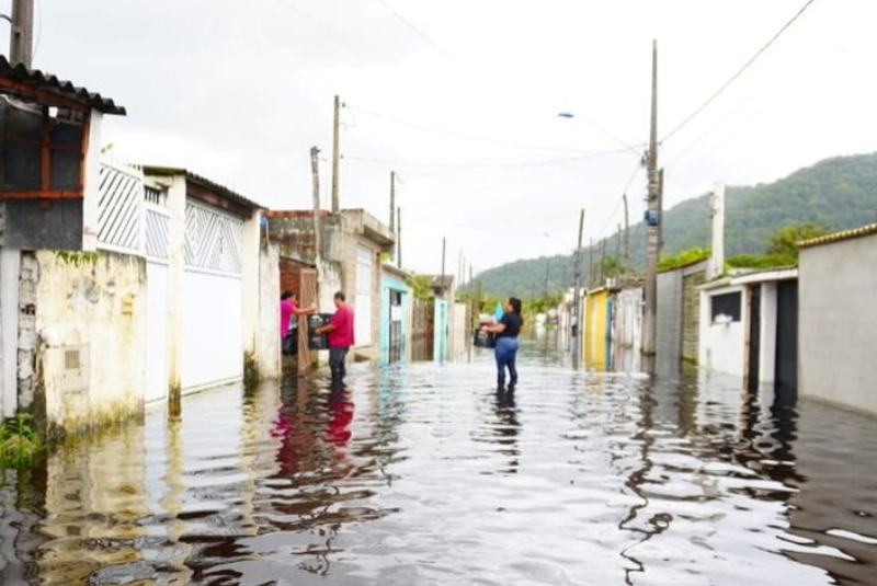 As fortes chuvas registradas no final da tarde e início da noite de domingo (25) levaram a cidade de Mongaguá, no litoral paulista...