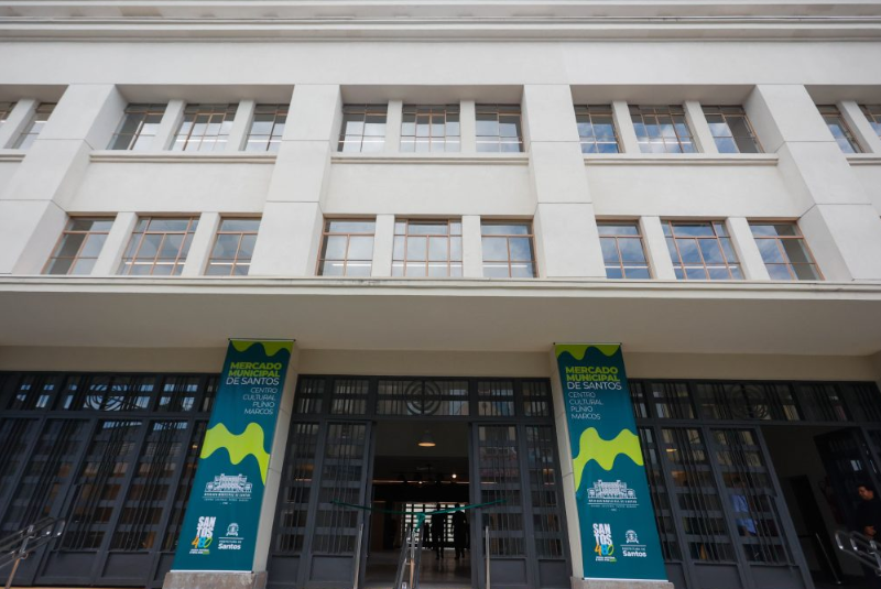 O Governo de São Paulo entregou nesta segunda-feira (26) a obra de revitalização do Mercado Municipal de Santos, no Centro...