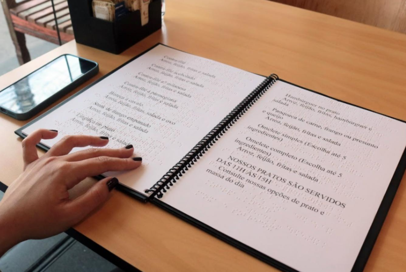 Nova lei obriga cardápios físicos e em braile em bares e restaurantes de Santos