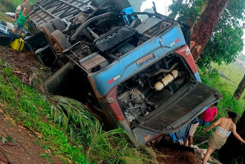 Ônibus capota na BR-365 em Minas Gerais e deixa ao menos três mortos