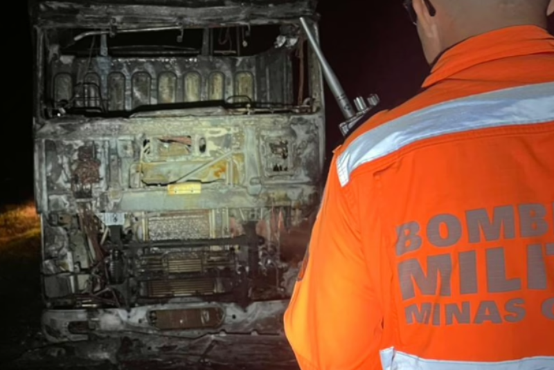 Incêndio em carreta na BR-153 mobiliza bombeiros durante a madrugada em Ituiutaba