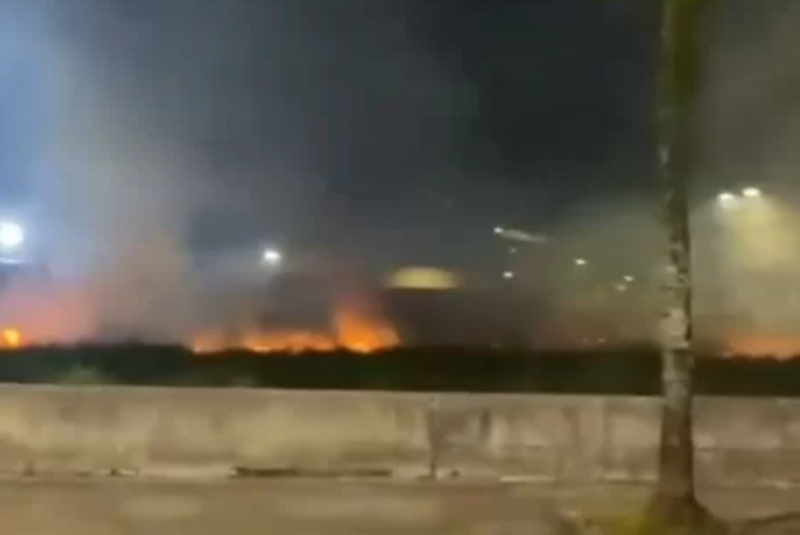Incêndio atinge terreno baldio e mobiliza bombeiros em Cubatão