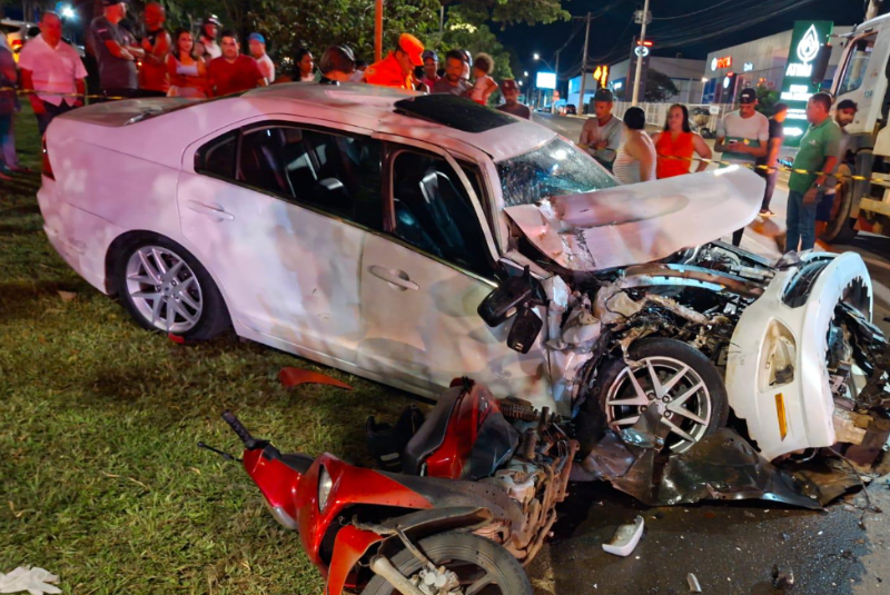 Motorista embriagado bate em caminhão de lixo e quase atinge garis em acidente grave