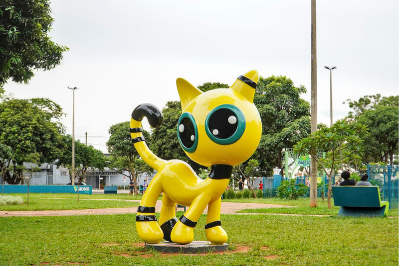Escultura do Gato Zyon ganha nova posição na Praça Pôr do Sol, em Uberaba