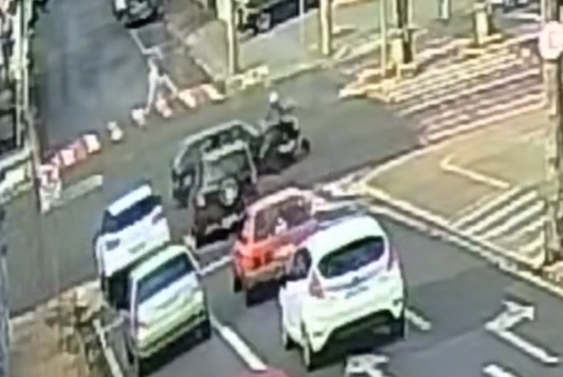 Acidente entre carro e moto deixa mulher ferida em Uberaba