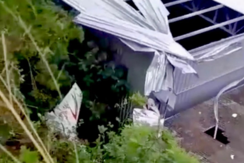 Vídeo: avião de pequeno porte cai em galpão em Guarapari (ES)