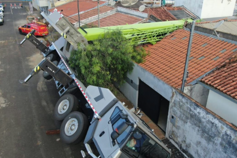 Guindaste tomba em Uberlândia, interdita 27 casas e operação pode custar até R$ 150 mil