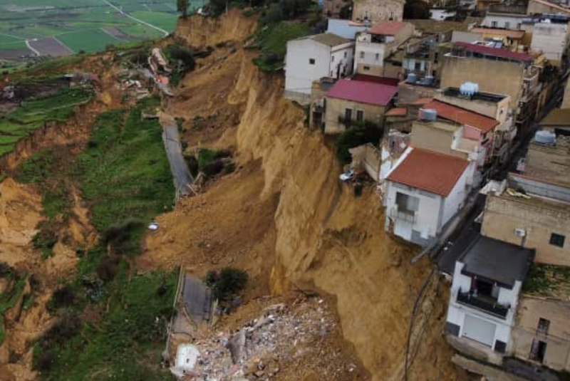 Desastre na Itália: deslizamento ameaça cidade inteira na Sicília