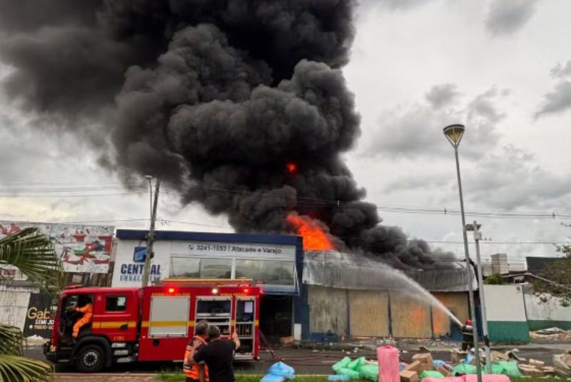 Incêndio atinge loja de embalagens em Araguari e preocupa moradores