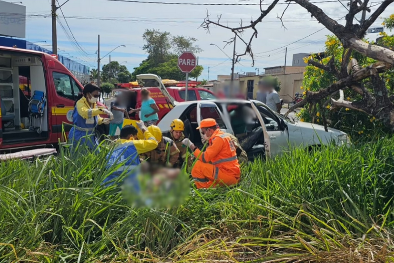 Grave acidente na MGC-455 deixa ferido preso às ferragens em Uberlândia
