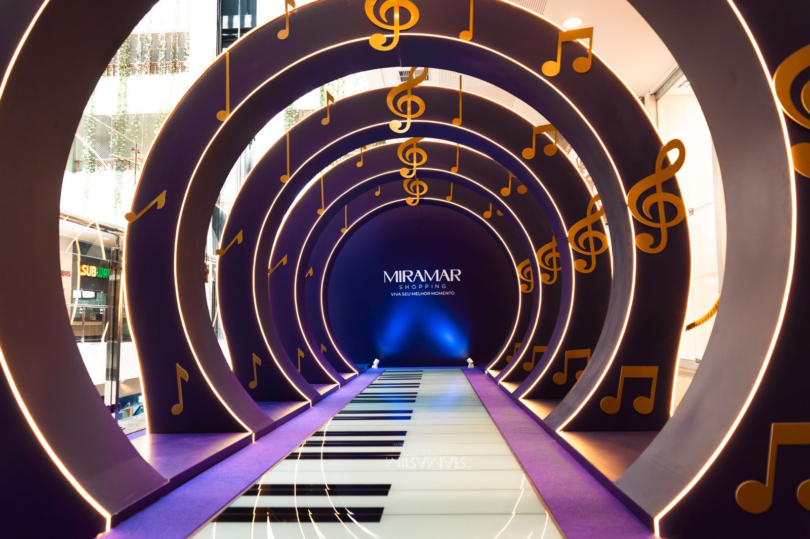 Piano interativo gigante é atração gratuita no Miramar Shopping até domingo em Santos