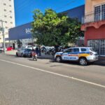 Colisão entre carro...