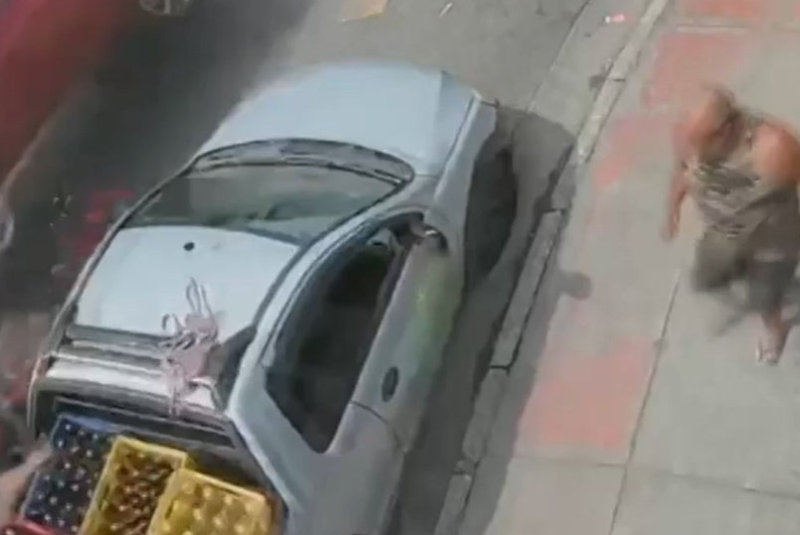 Uma mulher grávida, de 30 anos, foi presa após atropelar um motociclista, de 56, durante uma discussão de trânsito na Avenida Nossa...