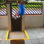 Homem escala portão...