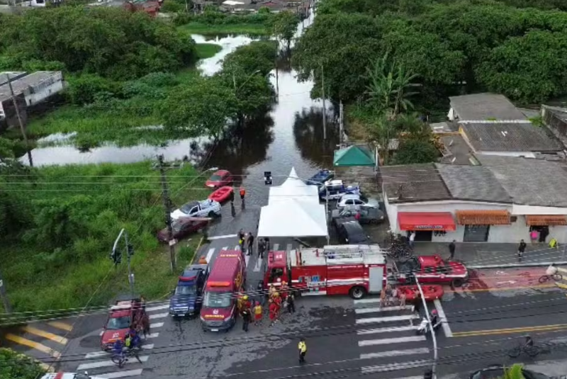 Dois rios transbordaram em Mongaguá, no litoral de São Paulo, e a água invadiu residências nesta quinta-feira (26).