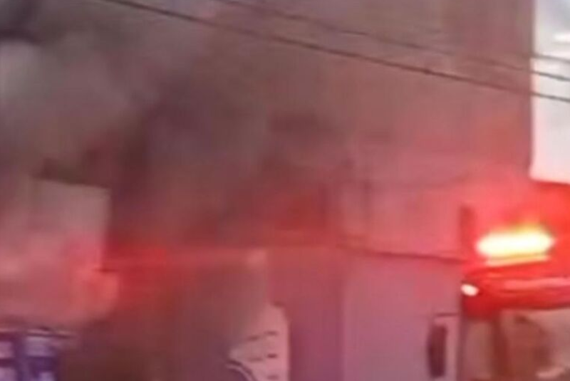 Um incêndio de grandes proporções atingiu um galpão na Avenida Dr. Roberto de Almeida Vinhas, nº 4751, no bairro Vila Tupi...