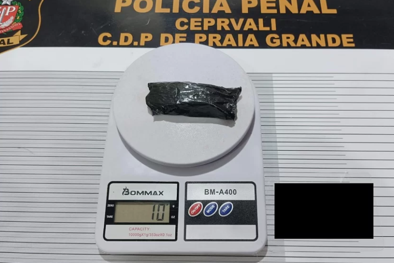 Uma mulher de 37 anos foi flagrada com aproximadamente nove gramas de maconha ao tentar visitar o filho no Centro de Detenção...