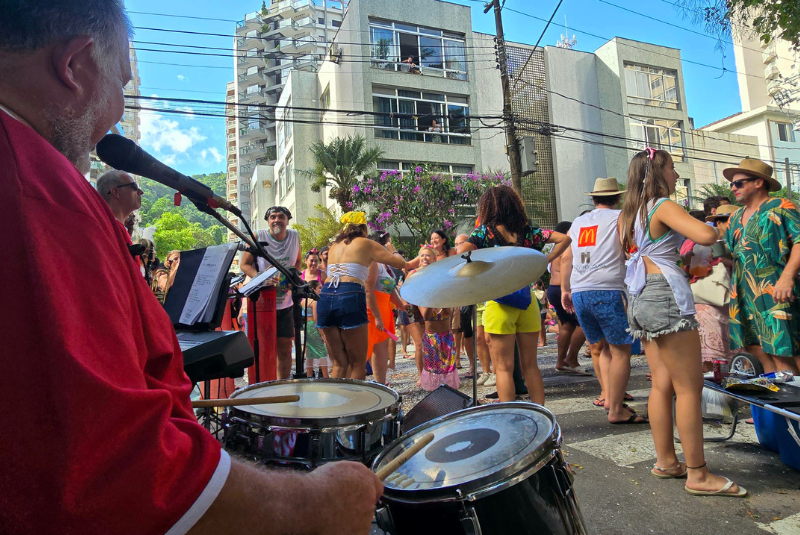 Os últimos desfiles de blocos e bandas do Carnaval 2026 em Guarujá acontecem nesta sexta-feira (20) e no domingo (22).