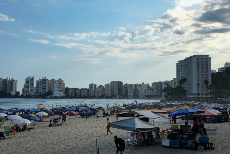 Guarujá deve receber cerca de 800 mil turistas durante o feriado de Carnaval, entre sábado (14) e quarta-feira (18).