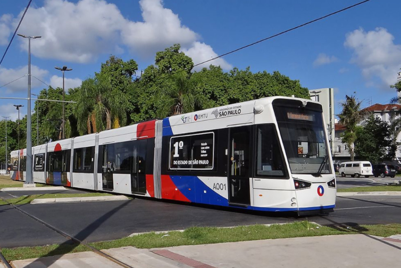 O Veículo Leve sobre Trilhos (VLT) e os ônibus da BR Mobilidade, que atendem Santos e São Vicente, no litoral de São Paulo...