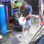 Homem é flagrado...