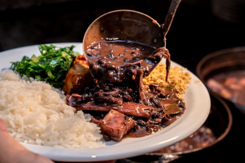 Feijoada com samba e clima de Carnaval agita sábado no Comfort Hotel Santos