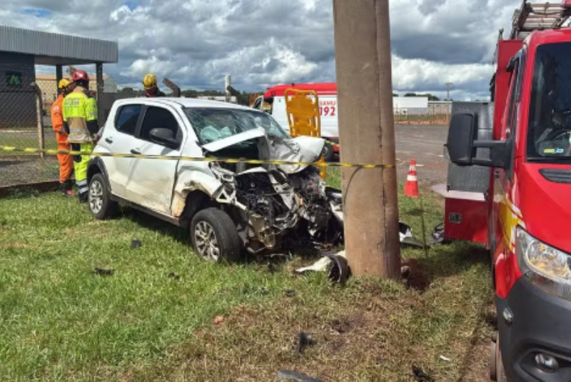 Funcionário morre após bater carro em poste em frente à empresa onde trabalhava, em Uberaba