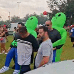 Polícias usa fantasia...