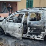 Incêndio destrói picape...