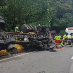 Caminhão tomba e...