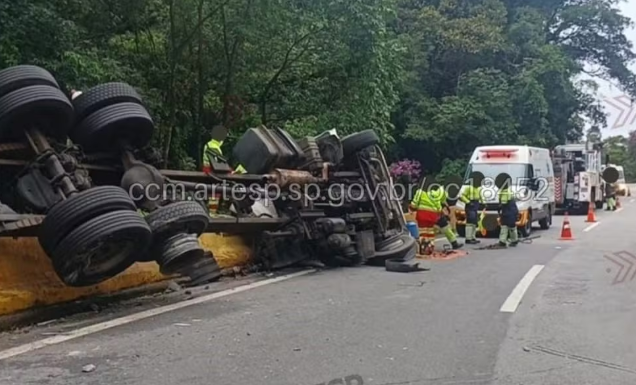 Caminhão tomba e motorista fica preso às ferragens em rodovia de Biritiba-Mirim