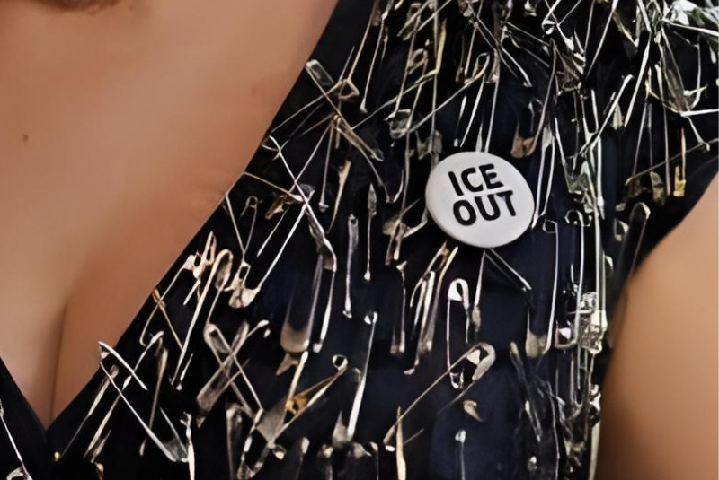 Artistas utilizam acessórios, como bolsas e broches, para protestar
