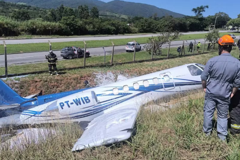 Jato perde o controle ao pousar, sai da pista e atinge barranco em aeroporto de SP