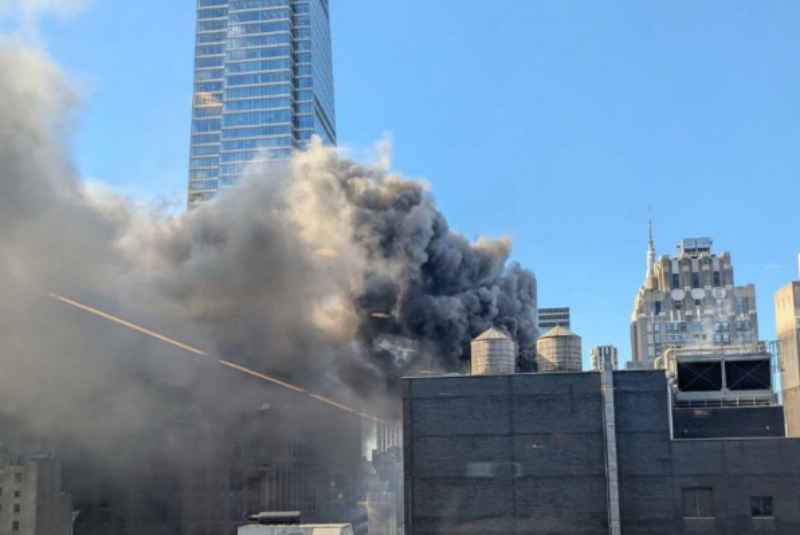 Incêndio atinge arranha-céu em Nova York perto de desfile de Saint Patrick’s Day