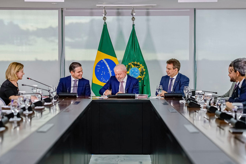 Lula sanciona lei contra facções com vetos e penas de até 40 anos
