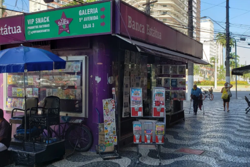 Bancas de jornais em Santos passam a vender bebidas alcoólicas, roupas e cigarros
