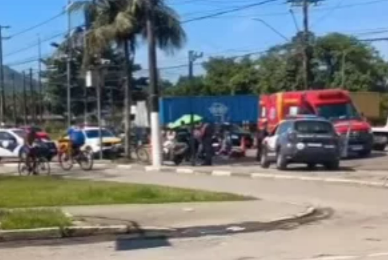Motociclista sofre fratura exposta após acidente e caminhoneiro foge do local em Guarujá