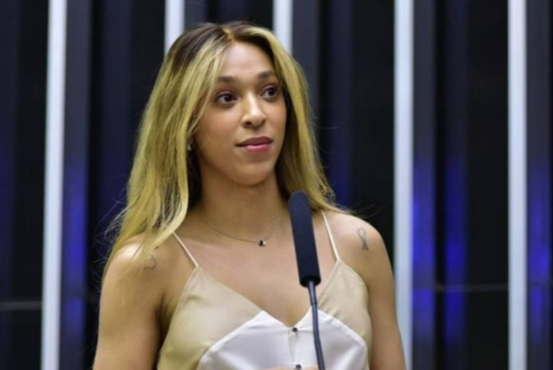 Tribunal arquiva processo por transfobia envolvendo Erika Hilton