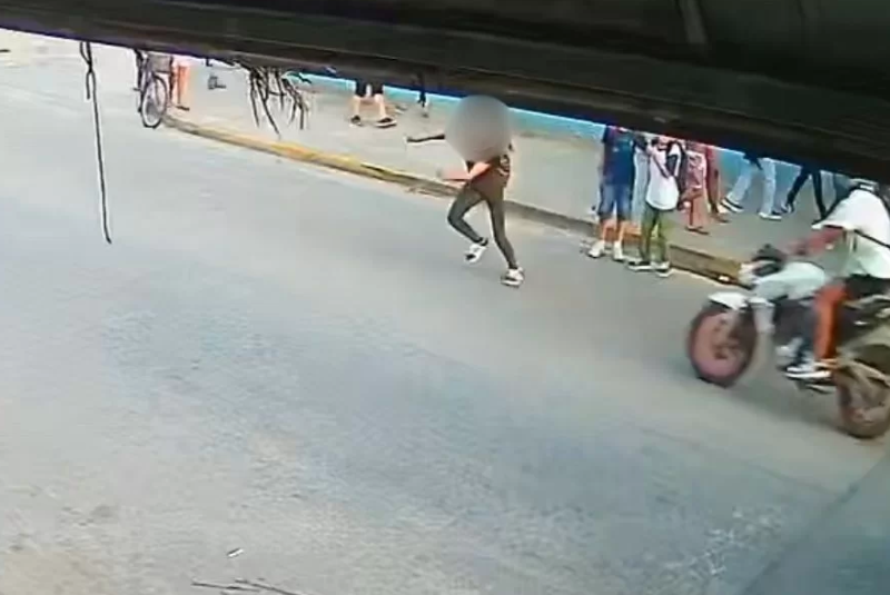 Uma adolescente foi atropelada por uma motocicleta na saída de uma escola em Itanhaém, no litoral de São Paulo...