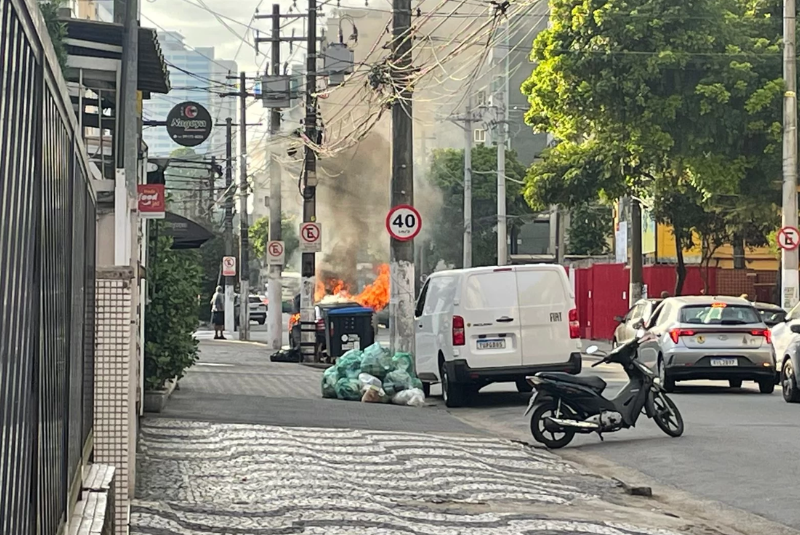 Um carro pegou fogo na manhã desta quinta-feira (5) na Avenida Dr. Epitácio Pessoa, no bairro Embaré, em Santos, no litoral de São Paulo.