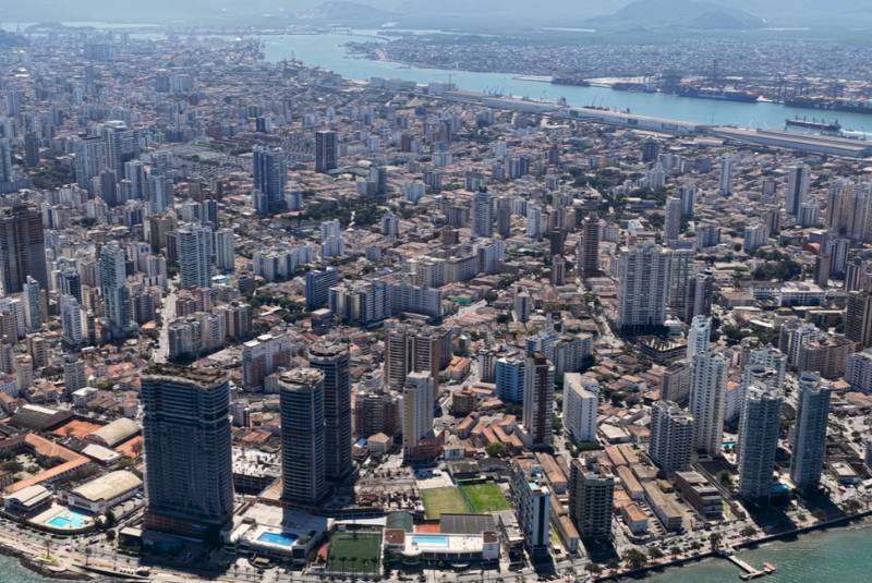 A cidade de Santos, no litoral paulista, continua enfrentando desafios econômicos, e o cenário de inadimplência tem mostrado crescimento.