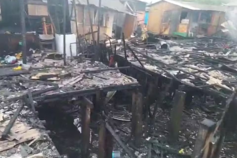 Um incêndio destruiu sete moradias de madeira na madrugada desta quarta-feira (18), na comunidade da Vila dos Pescadores...
