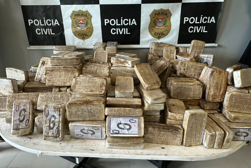 Seis pessoas, com idades entre 24 e 46 anos, foram presas em flagrante por tráfico de drogas em Santos, no litoral de São Paulo.