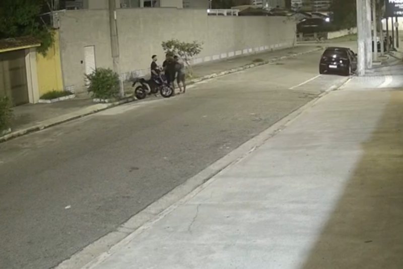 Três pessoas foram assaltadas por um grupo criminoso em frente à Pousada Marmeu, no bairro Enseada, em Guarujá, no litoral de São Paulo.