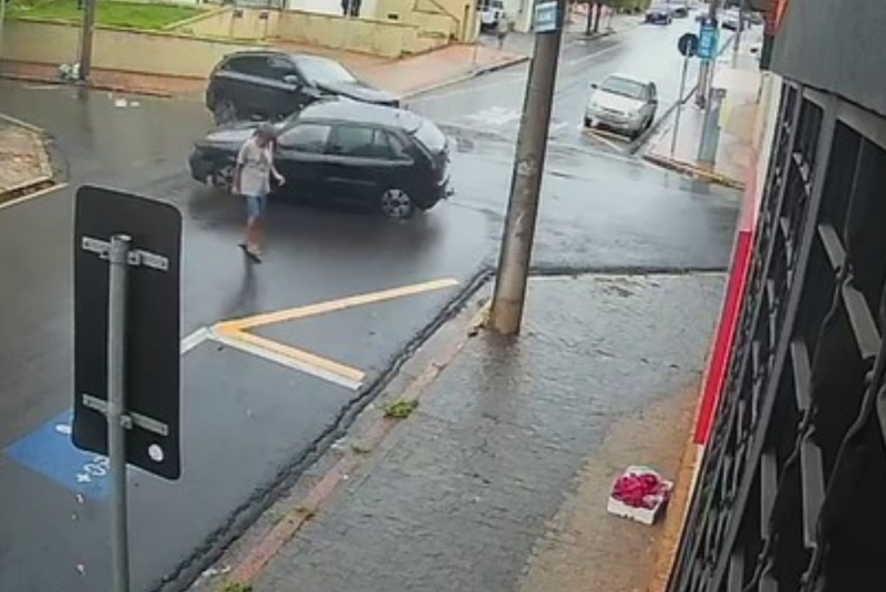 Carros colidem em cruzamento e pedestre é atropelado em Piracicaba