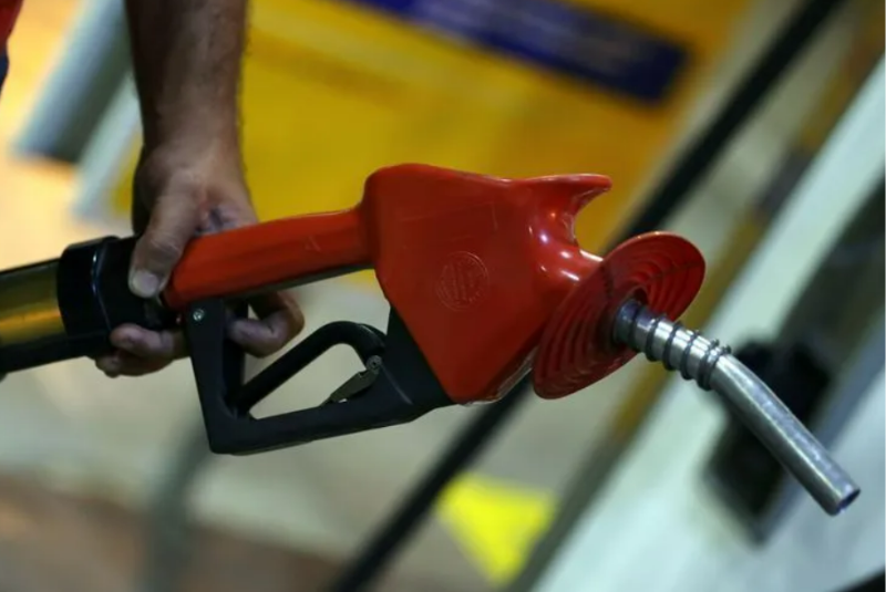 Gasolina começa a subir antes de reajuste da Petrobras e guerra pressiona petróleo
