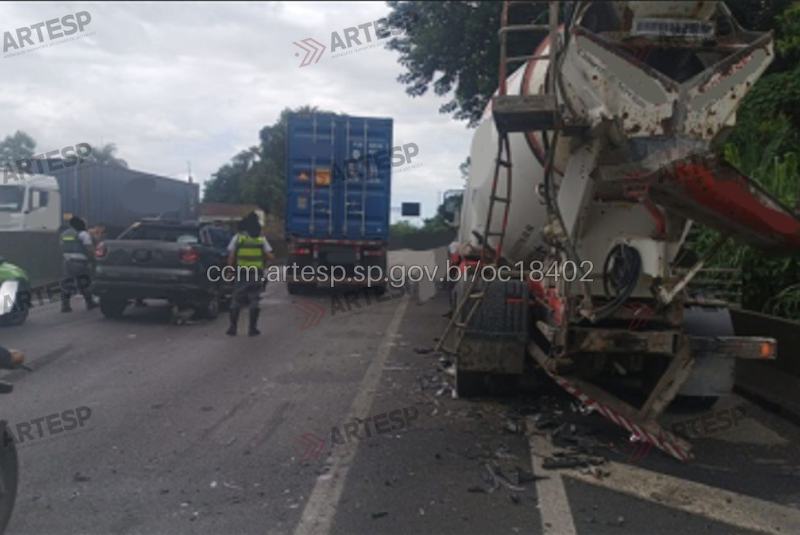 Acidente com quatro veículos causa lentidão na Via Anchieta sentido litoral