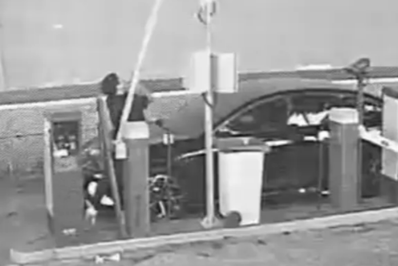Vídeo mostra empresário destruindo cancela e agredindo homem em estacionamento de SP