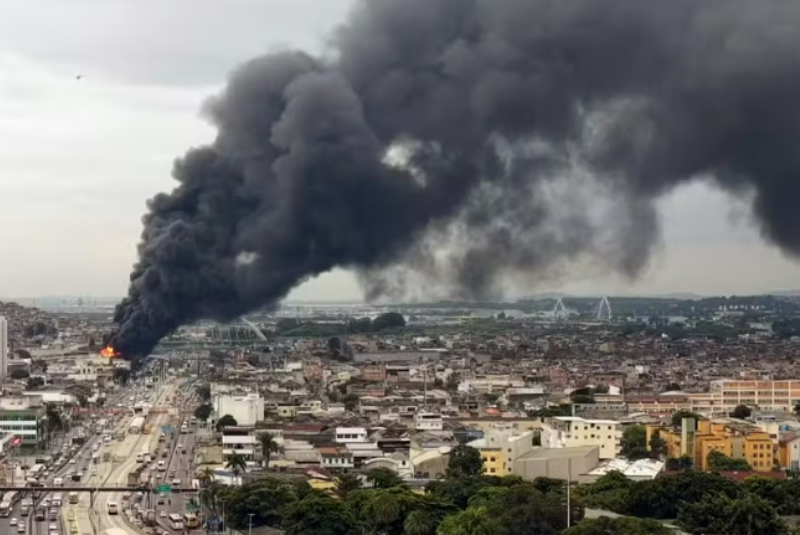 Incêndio de grandes proporções atinge galpão em Ramos, na Zona Norte do Rio