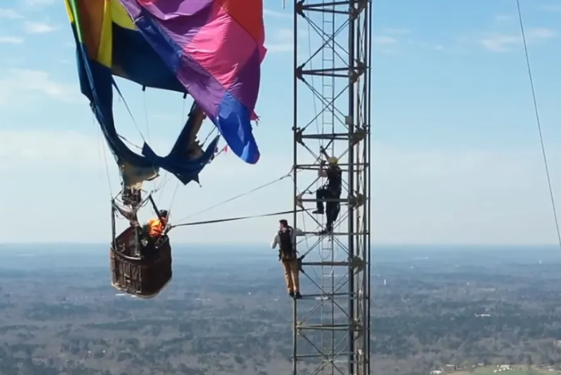 Vídeo: casal é resgatado após balão ficar preso em torre no Texas